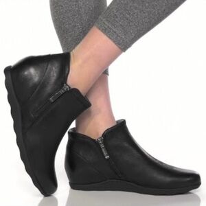 Dansko Miki black leather side zippers ankle boot